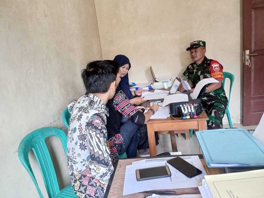 Babinsa Melaksanakan Kegiatan Komsos Dengan Perangkat Desa