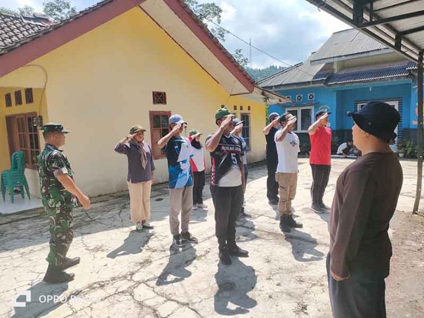 Babinsa Melaksanakan Latihan Linmas Dalam Rangka Perlombaan Jambore Linmas