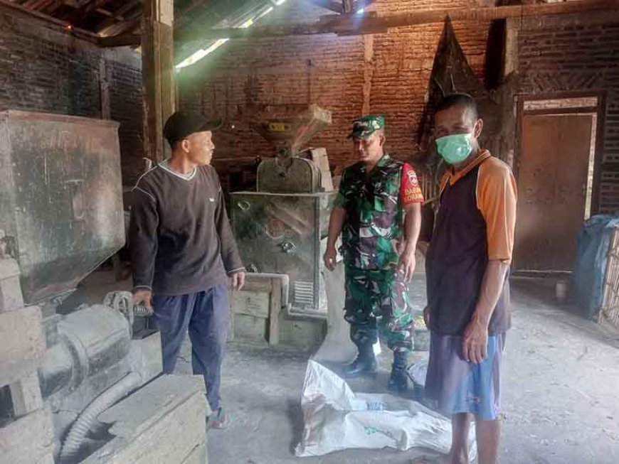 Babinsa Melaksanakan Komsos Demi Tercipta Suasana Yang Nyaman Dan Sejuk