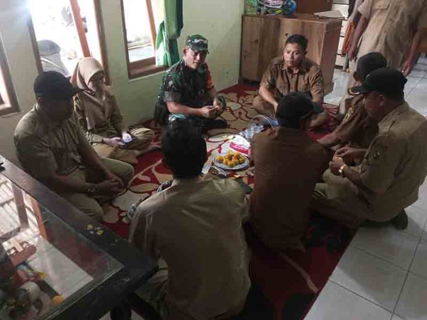 GUNA MENINGKATKAN HUBUNGAN KERJA YANG BAIK,BABINSA MELAKSANAKAN KOMSOS DENGAN PERANGKAT DESA