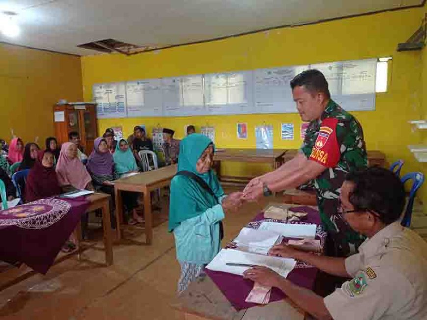 DEMI MENJAGA KELANCARAN PENYALURAN BANTUAN LANGSUNG TUNAI BABINSA HADIR DIWILAYAH BINAAN