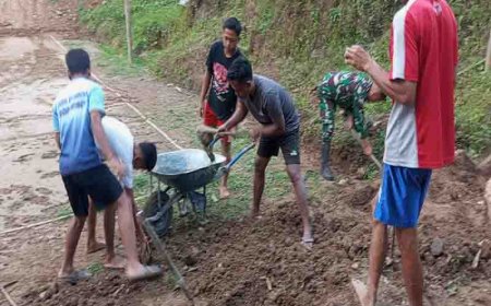PELIHARA LINGKUNGAN,BABINSA BERSAMA WARGA BERSIHKAN LINGKUNGAN DESA
