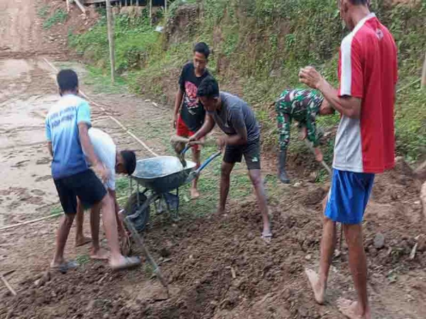 PELIHARA LINGKUNGAN,BABINSA BERSAMA WARGA BERSIHKAN LINGKUNGAN DESA