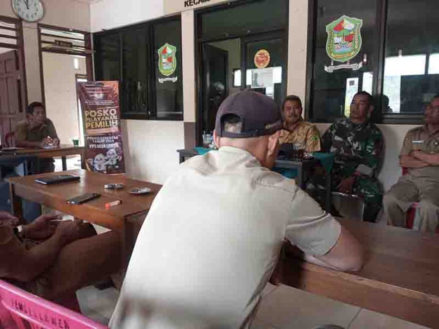 DANPOSRAMIL  MELAKSANAKAN KOMSOS DENGAN PERANGKAT DESA LAWEN