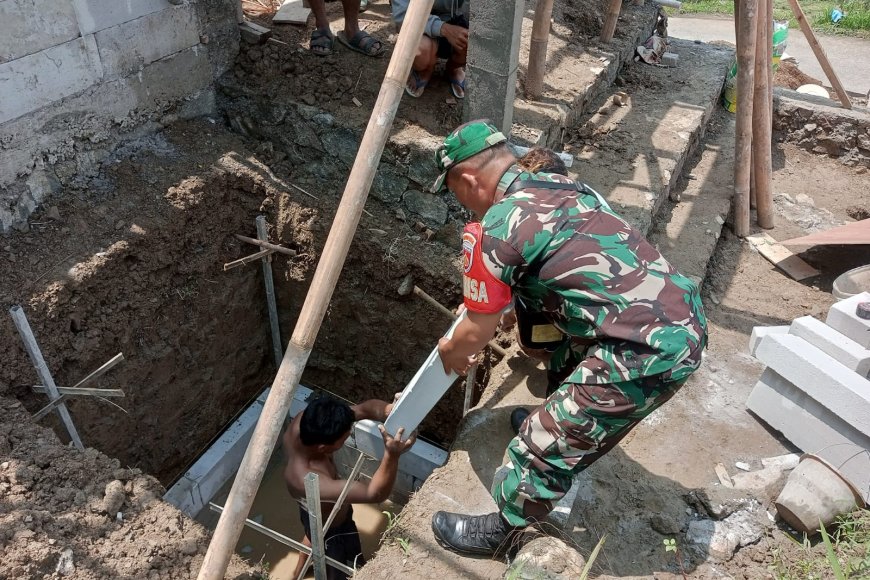 BABINSA MELAKSANAKAN KARYA BAKTI BEDAH RUMAH TIDAK LAYAK HUNI 