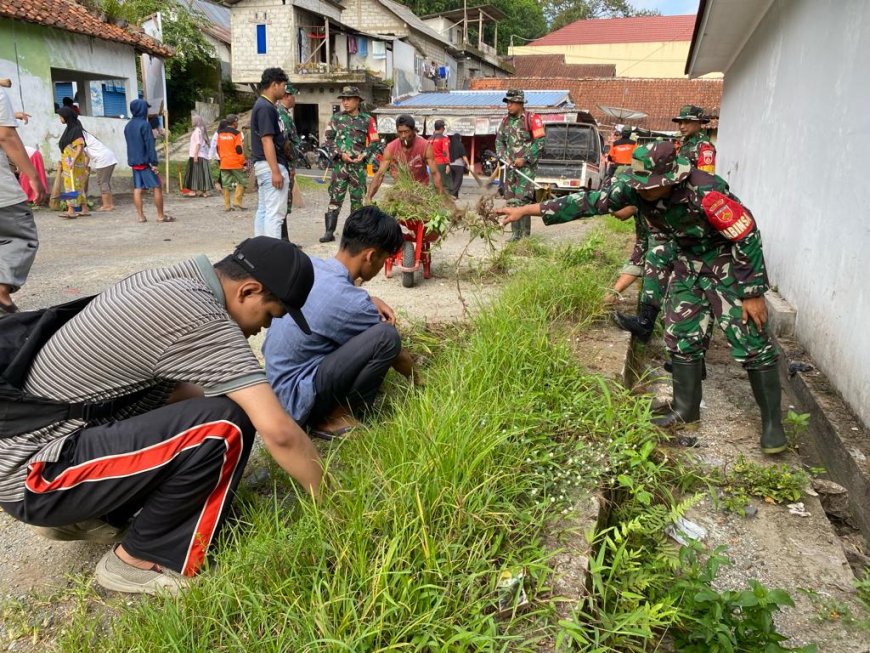 Karya Bakti, Koramil 12/Sigaluh Kodim 0704/Banjarnegara Gelar Bersih Pasar Tradisional