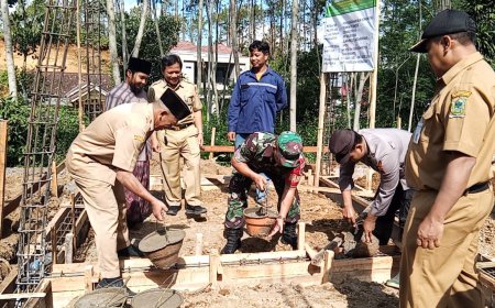 BABINSA MENGHADIRI KEGIATAN TAHAP PENGECORAN GEDUNG BLKK  MWCNU PANDANARUM