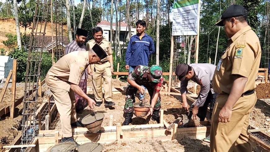 BABINSA MENGHADIRI KEGIATAN TAHAP PENGECORAN GEDUNG BLKK  MWCNU PANDANARUM